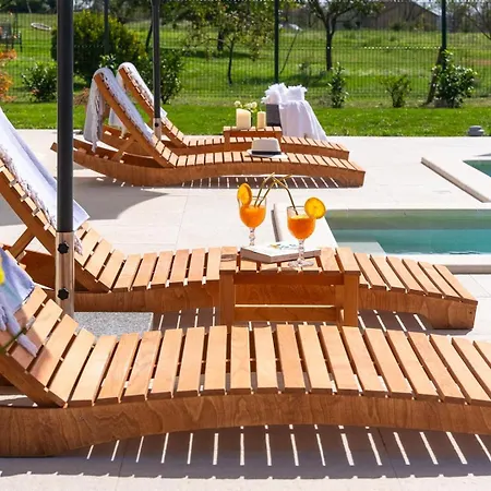 Villa 2-bedroom Providenca Bajagic